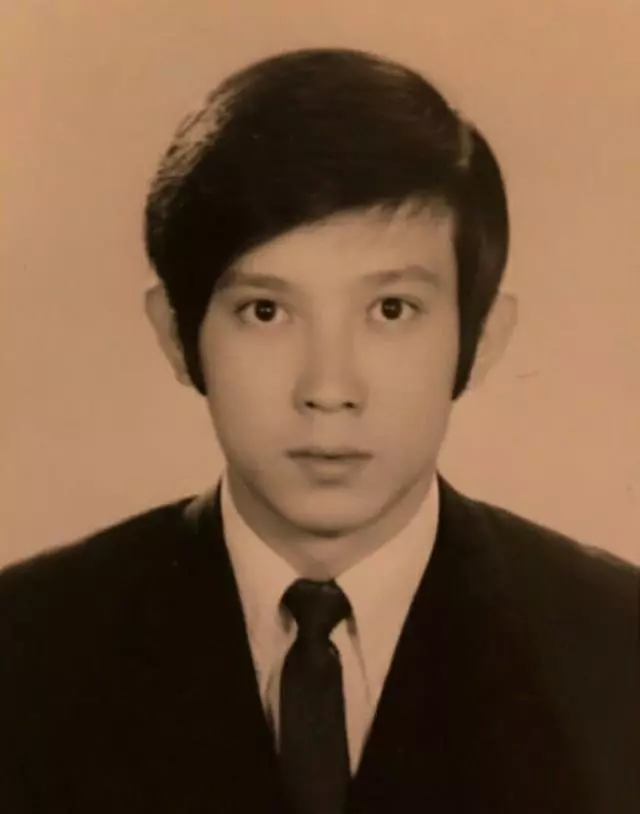 陳冠希父親節曬女兒萌態,父母年輕照也被曝光,媽媽好驚艷!