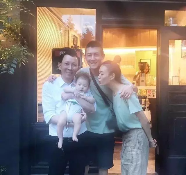 陳冠希父親節曬女兒萌態,父母年輕照也被曝光,媽媽好驚艷!