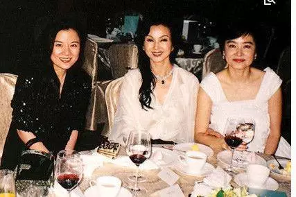 童星出身嫁入豪門,丈夫出軌分得4億分手費,如今61歲宛如40歲!