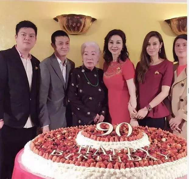 童星出身嫁入豪門,丈夫出軌分得4億分手費,如今61歲宛如40歲!