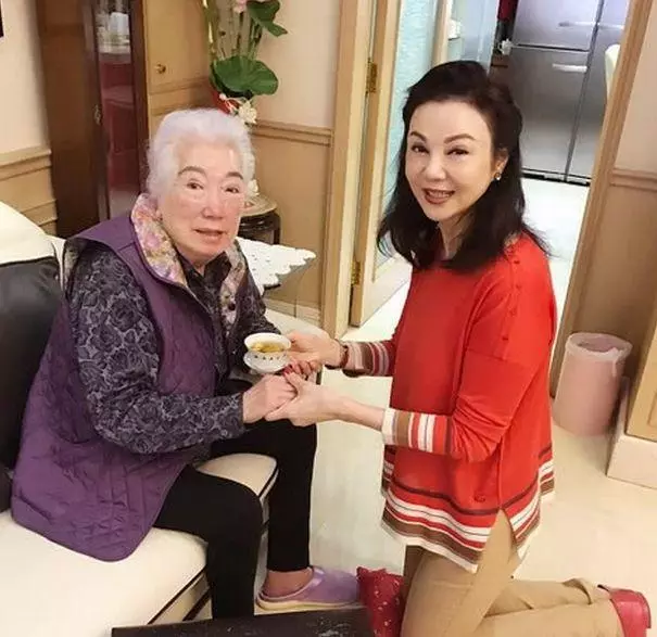 童星出身嫁入豪門,丈夫出軌分得4億分手費,如今61歲宛如40歲!