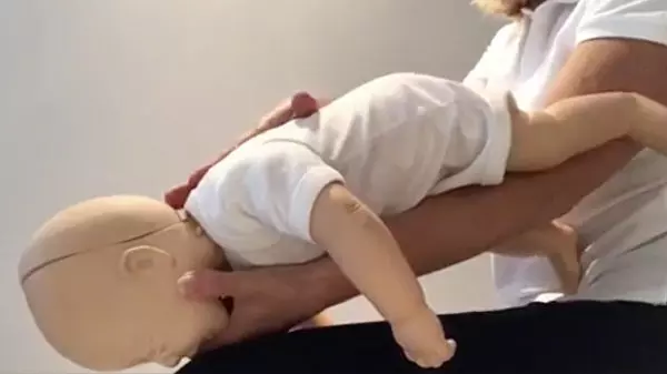 寶寶噎住了怎麼辦?速學3招 1分鐘救寶寶