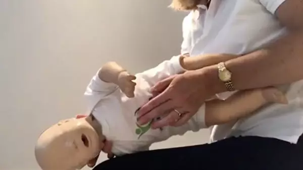 寶寶噎住了怎麼辦?速學3招 1分鐘救寶寶