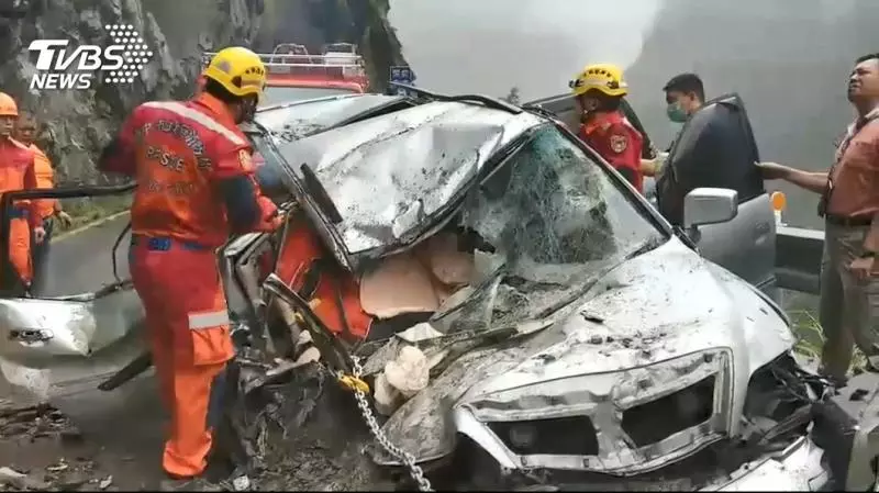 1家5口開車遭500kg落石砸中 母、女嬰輕重傷