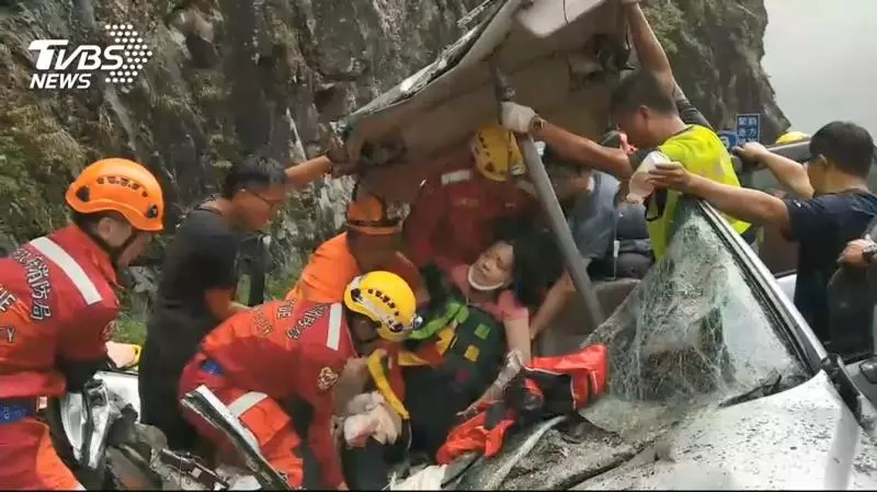 1家5口開車遭500kg落石砸中 母、女嬰輕重傷