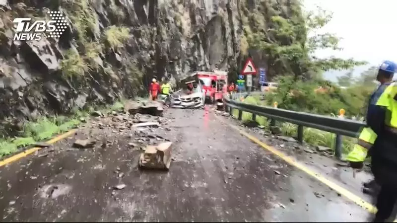 1家5口開車遭500kg落石砸中 母、女嬰輕重傷