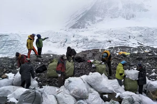有人的地方就有垃圾 聖母峰慘淪全球最高垃圾場