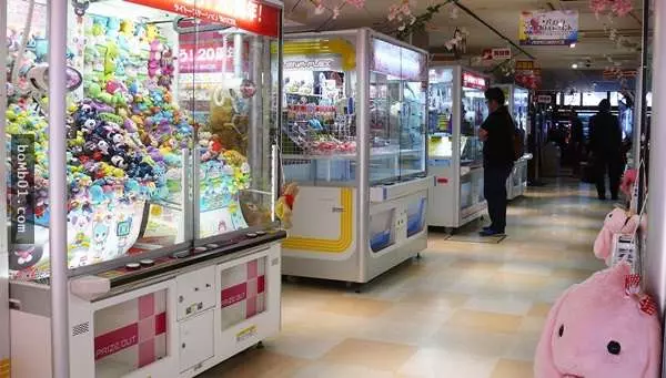 夾娃娃機老闆發現「210隻娃娃在一夕之間消失」氣到報警,但警方調閱監視器後卻看到震驚的畫面…