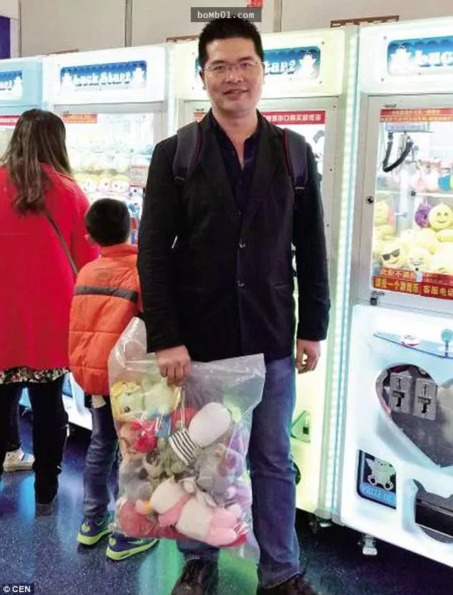 夾娃娃機老闆發現「210隻娃娃在一夕之間消失」氣到報警,但警方調閱監視器後卻看到震驚的畫面…