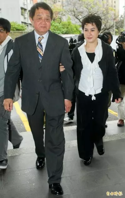 于美人放電小鮮肉 糗被謝震武抓包