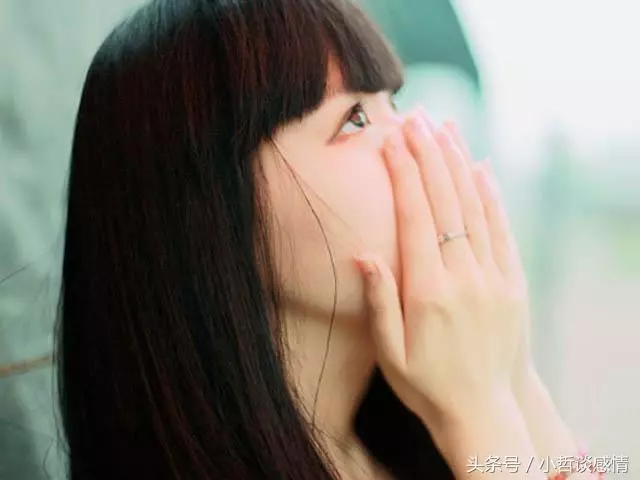 男友出國我嫁他爸,婚禮當天他拿著20年前的一張「照片」,「婚禮」變「葬禮|」令我悔恨終生....!!