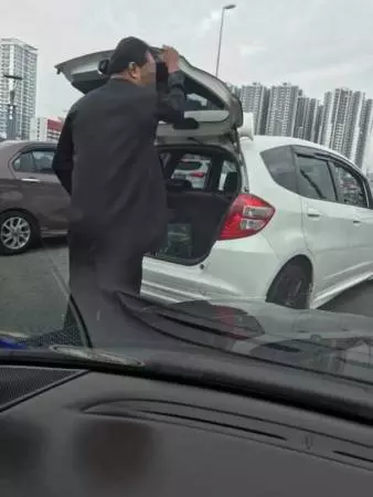 疑是新加坡司機被捕 路霸插隊還撞別人車