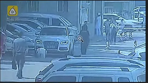女童車前小便 遭父親輾斃