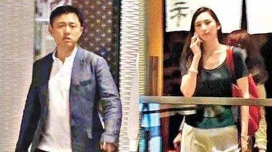 吳佩慈和紀曉波為三胎兒子扮恐龍過生日,兩個媽媽世紀同框,網友:還沒結婚嗎?