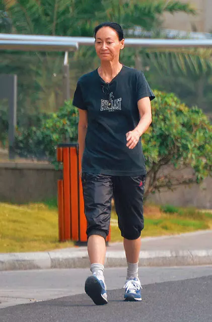 58歲無人敢娶,曾比關之琳還美,因拍戲一夜殘疾,如今成這樣!