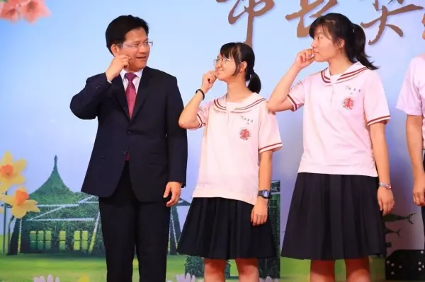 不願花1700元只穿一次 畢業生改造學士服 讓網笑瘋