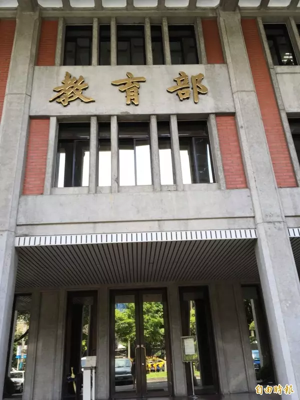 白狼頒市長獎兩校長神隱 宅神:難道想教學 生逃避責任?