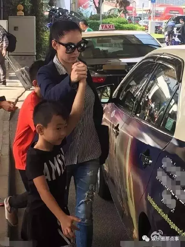 看了張柏芝接孩子放學的照片,再看李小璐的,網友:意想不到
