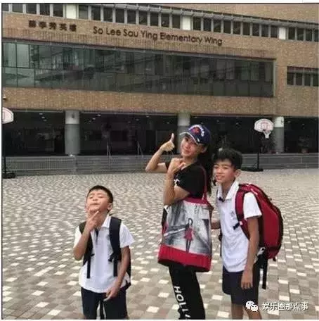 看了張柏芝接孩子放學的照片,再看李小璐的,網友:意想不到