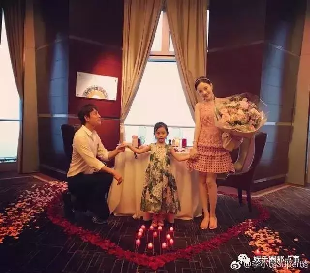 看了張柏芝接孩子放學的照片,再看李小璐的,網友:意想不到