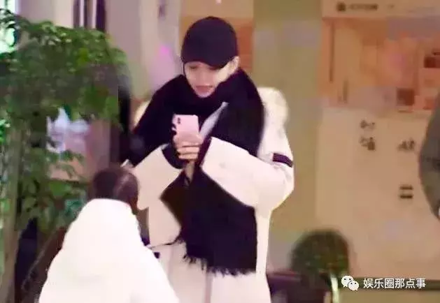 看了張柏芝接孩子放學的照片,再看李小璐的,網友:意想不到
