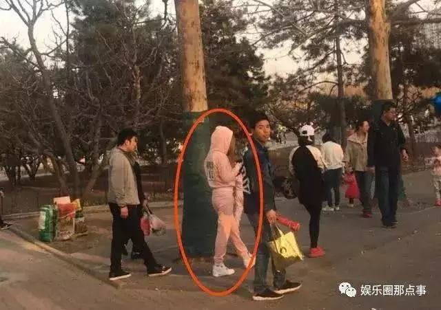 看了張柏芝接孩子放學的照片,再看李小璐的,網友:意想不到