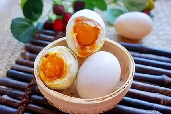 農民教你怎麼腌鹹蛋的小妙招,特別是每個蛋黃居然流油