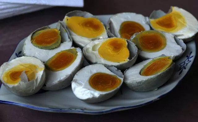 農民教你怎麼腌鹹蛋的小妙招,特別是每個蛋黃居然流油