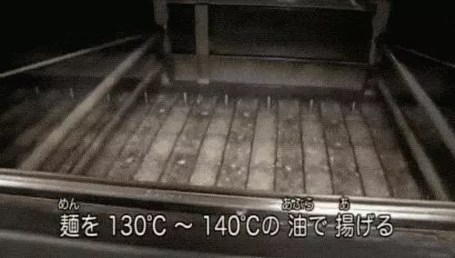 吃了那麼久的泡麵,你一定不知道它的生產過程,全程流水線會看到你很爽!