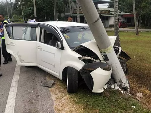 轎車撞電燈柱 3好友1死2傷
