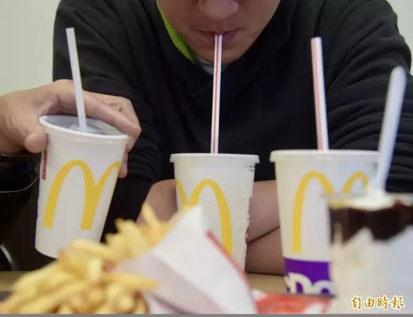 英國麥當勞將用紙吸管 台灣麥當勞:研議免用塑膠吸管方案