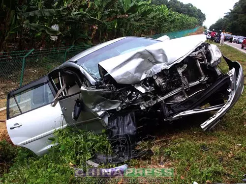 轎車撞休旅車 華裔夫妻身亡