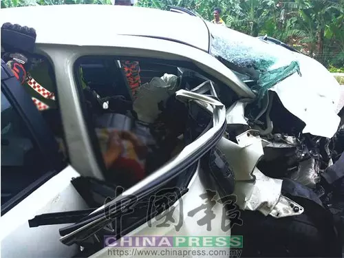 轎車撞休旅車 華裔夫妻身亡