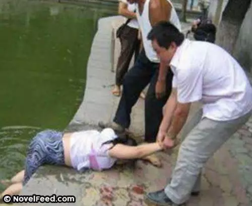 我結婚後,把我當親女兒養了20年的小姨自殺了,翻遺物看到她寫的日記,我再也不敢邁進她的靈堂!