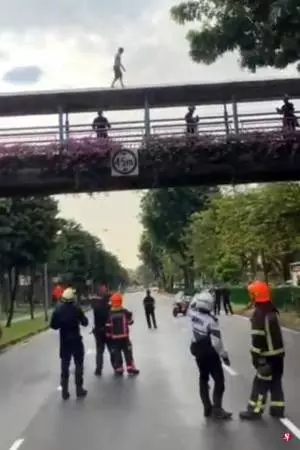 女傭爬上天橋企圖自殺 僵持近一個小時獲救