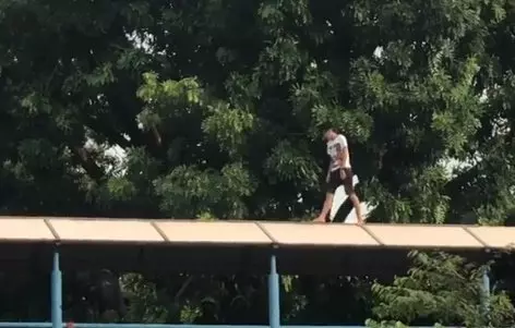 女傭爬上天橋企圖自殺 僵持近一個小時獲救