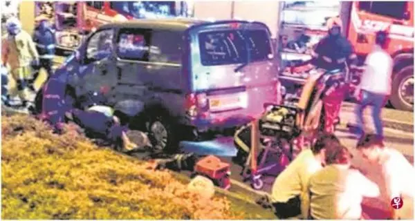 疑是母女過斑馬線 遭貨車撞擊一人捲入車底