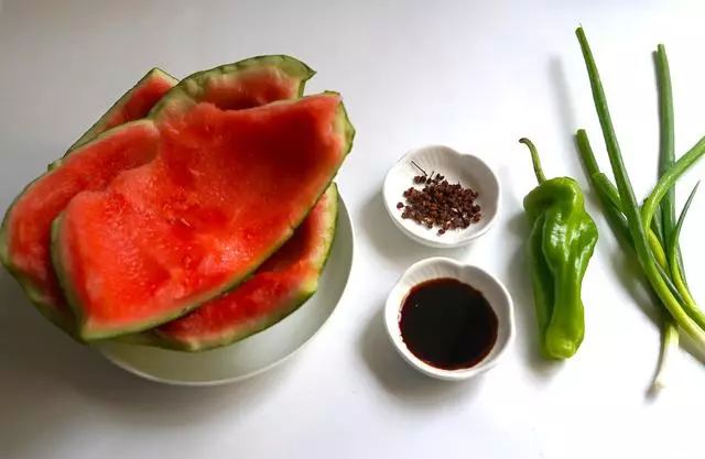西瓜皮別再扔了,這麼好的寶貝做成下飯菜,多吃兩碗飯還沒吃過癮
