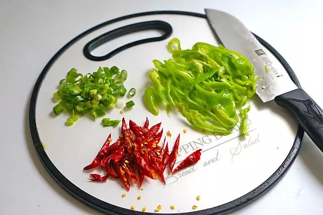 西瓜皮別再扔了,這麼好的寶貝做成下飯菜,多吃兩碗飯還沒吃過癮