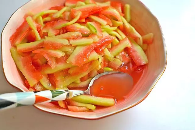 西瓜皮別再扔了,這麼好的寶貝做成下飯菜,多吃兩碗飯還沒吃過癮