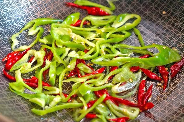 西瓜皮別再扔了,這麼好的寶貝做成下飯菜,多吃兩碗飯還沒吃過癮