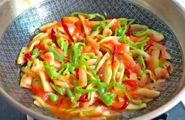 西瓜皮別再扔了,這麼好的寶貝做成下飯菜,多吃兩碗飯還沒吃過癮