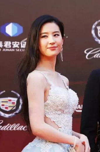 31歲劉亦菲終於不走仙氣路線了,網友直呼:早就應該這麼穿!
