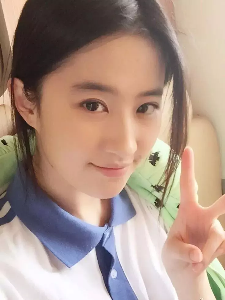 31歲劉亦菲終於不走仙氣路線了,網友直呼:早就應該這麼穿!