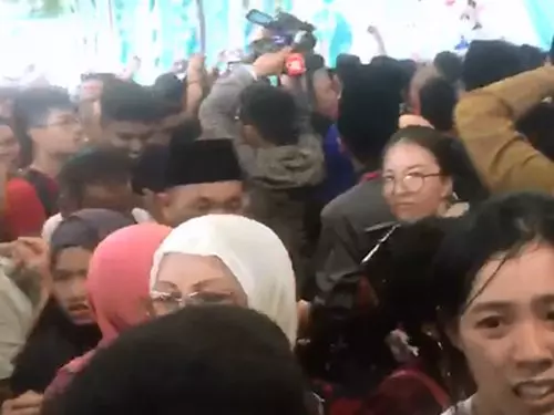 來不及握手訪客惱怒 敦馬妙語安撫