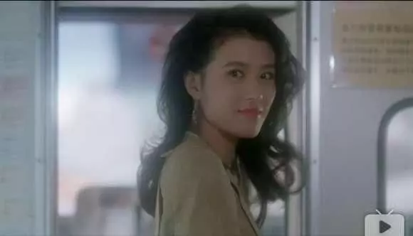 離婚22年了至今沒嫁,如今前夫的兒子都17歲了,她52歲看著25歲!