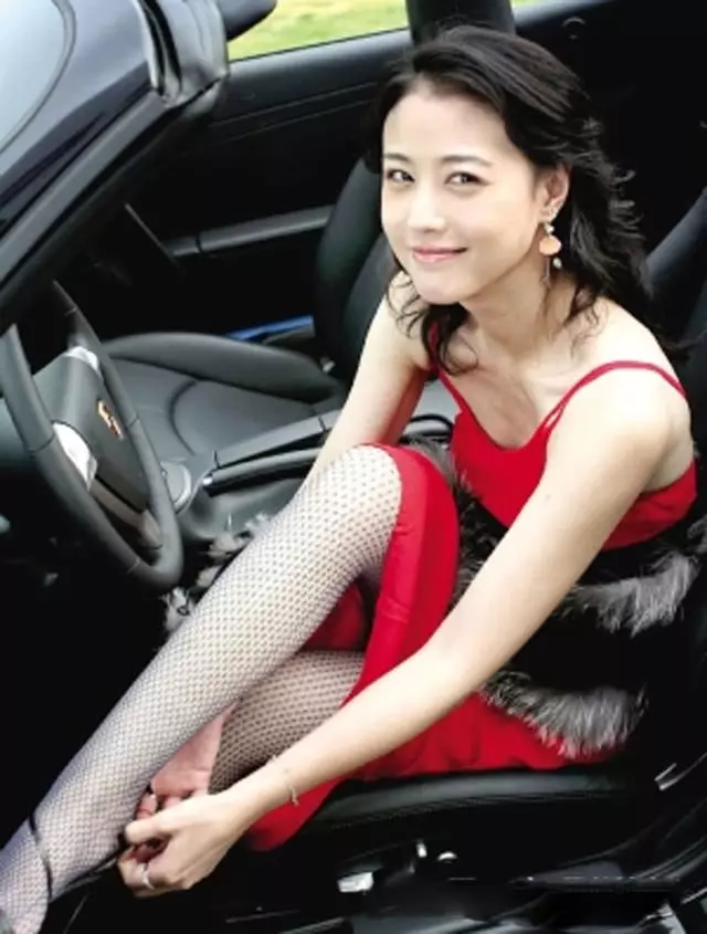 離婚22年了至今沒嫁,如今前夫的兒子都17歲了,她52歲看著25歲!