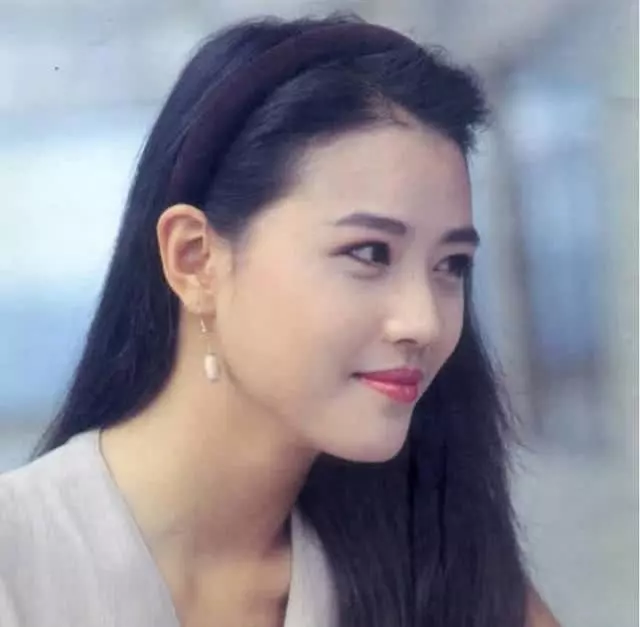 離婚22年了至今沒嫁,如今前夫的兒子都17歲了,她52歲看著25歲!