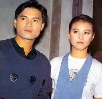 離婚22年了至今沒嫁,如今前夫的兒子都17歲了,她52歲看著25歲!
