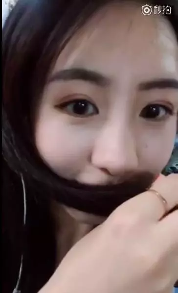 一口牙毀一張!天菜正妹頭髮一放下露牙笑「整張毀了了」…無法想像的衝擊力